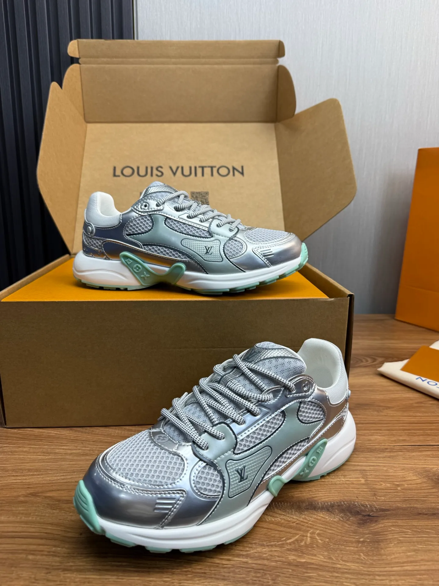 Men's shoes 💰600💰 🌈LV | Louis Vuitton 2025𝐬𝐬 🧡💚2025 spring and summer new style top version‼ ️The original version is the same. The counter specializes in the latest casual shoes. Hard goods are new🆕 🔥🔥🔥Top version: Couple model LV Louis Vuitton L House Donkey brand The latest Olympia series Couple model Silver Horn King Casual sneakers Running shoes This LV Olympia sneaker combines mesh fabric and metallic synthetic leather and other technical fabrics to reinterpret the classic running shoe design with a neat and simple design. Lightweight EVA outsole provides a stretchy fit. Rich details such as Monogram embossing and LV letters establish recognition. Exquisite packaging at the delivery counter 🛍📦 ▪️Fabrics: Original imported technical fabric + mesh ▪️Inner lining: Original customized breathable mesh ▪️Sole: Original molded rubber foam material ▪️Sole thickness: 3.5CM ▪️Size: 35--45 (customized for women 40 and men 45)